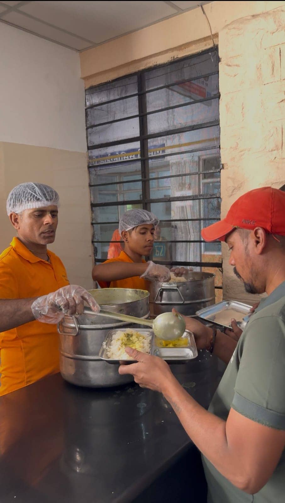 Volunteers distributing free prasadam during Anna Daan seva in Jodhpur